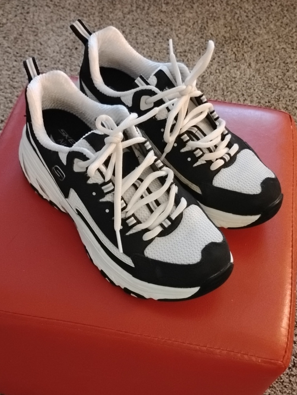 Skechers Women’s Black and White Lace-Up Athletic Sneakers SZ 7.5
